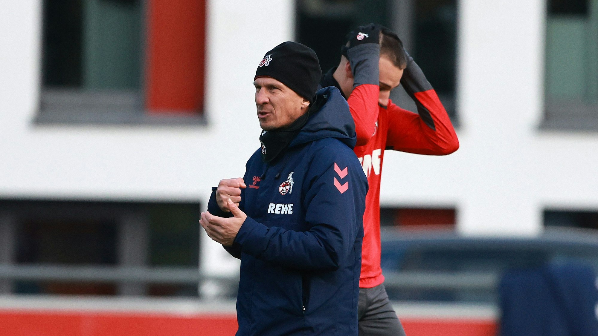 Gerhard Struber treibt seine Mannschaft im Training an. Im Hintergrund wärmt sich FC-Stürmer Tim Lemperle auf.