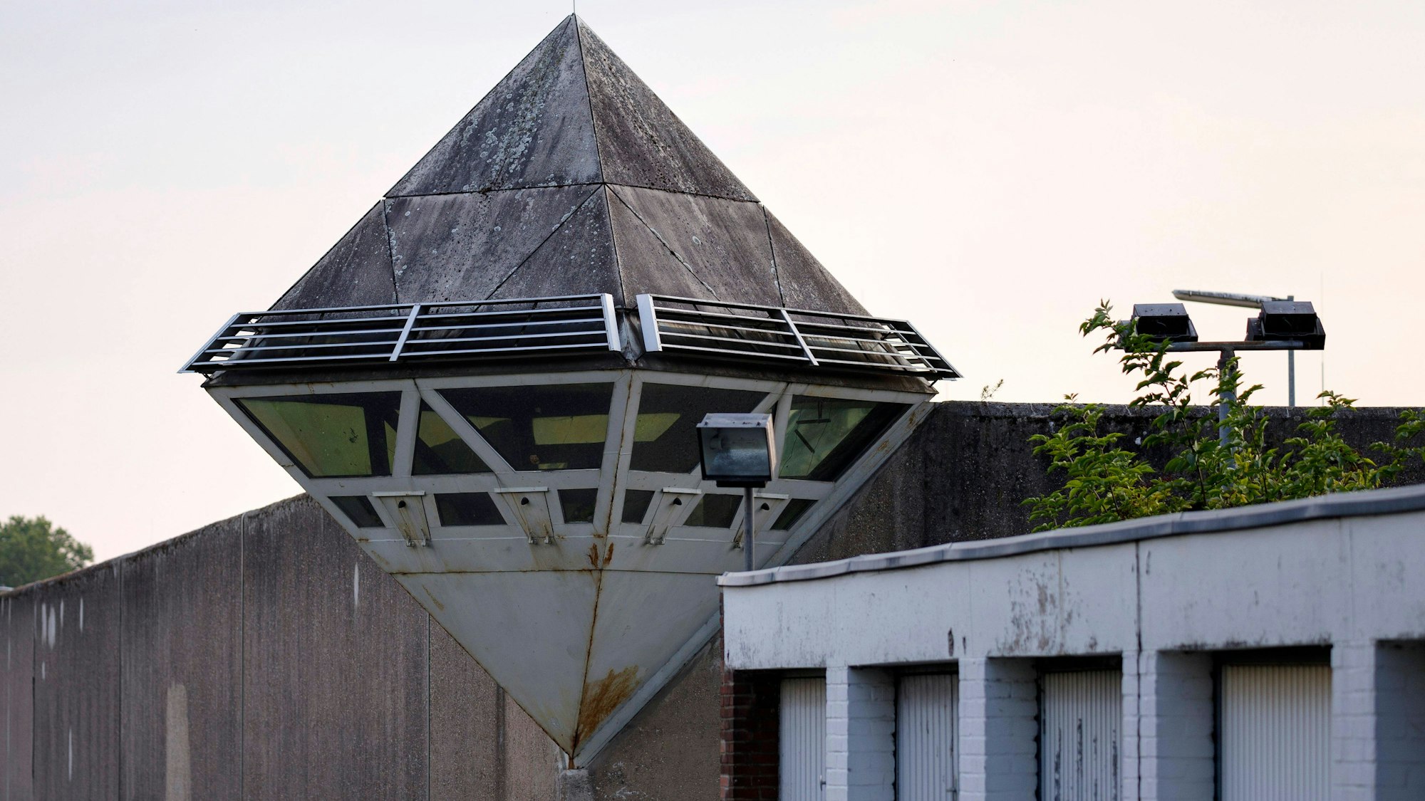 Das Bild zeigt die Außenansicht der Justizvollzugsanstalt in Köln Ossendorf. Foto:xC.xHardtx/xFuturexImage