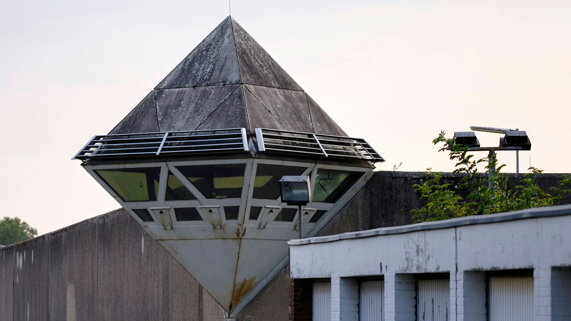 Außenansicht der Justizvollzugsanstalt in Köln Ossendorf - aufgenommen aus dem öffentlichen Raum.