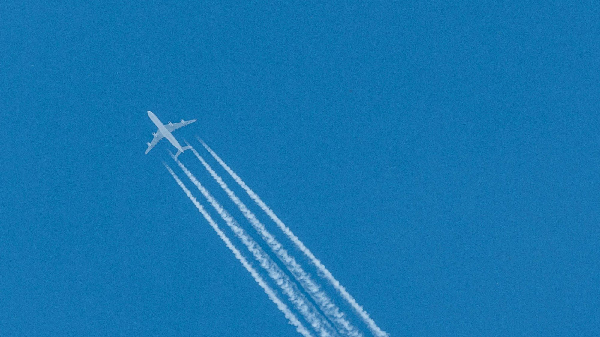 Ein Passagierflugzeug zieht Kondensstreifen hinter sich her.