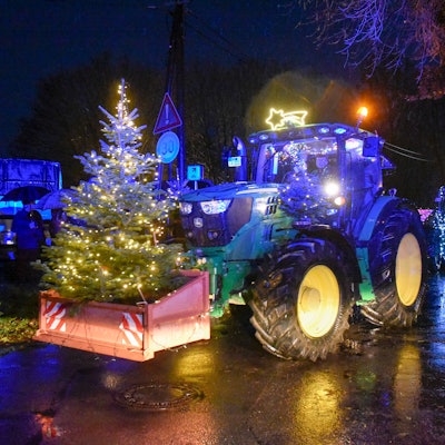 Beleuchtete Traktoren und Zugmaschinen. (Archivfoto)
