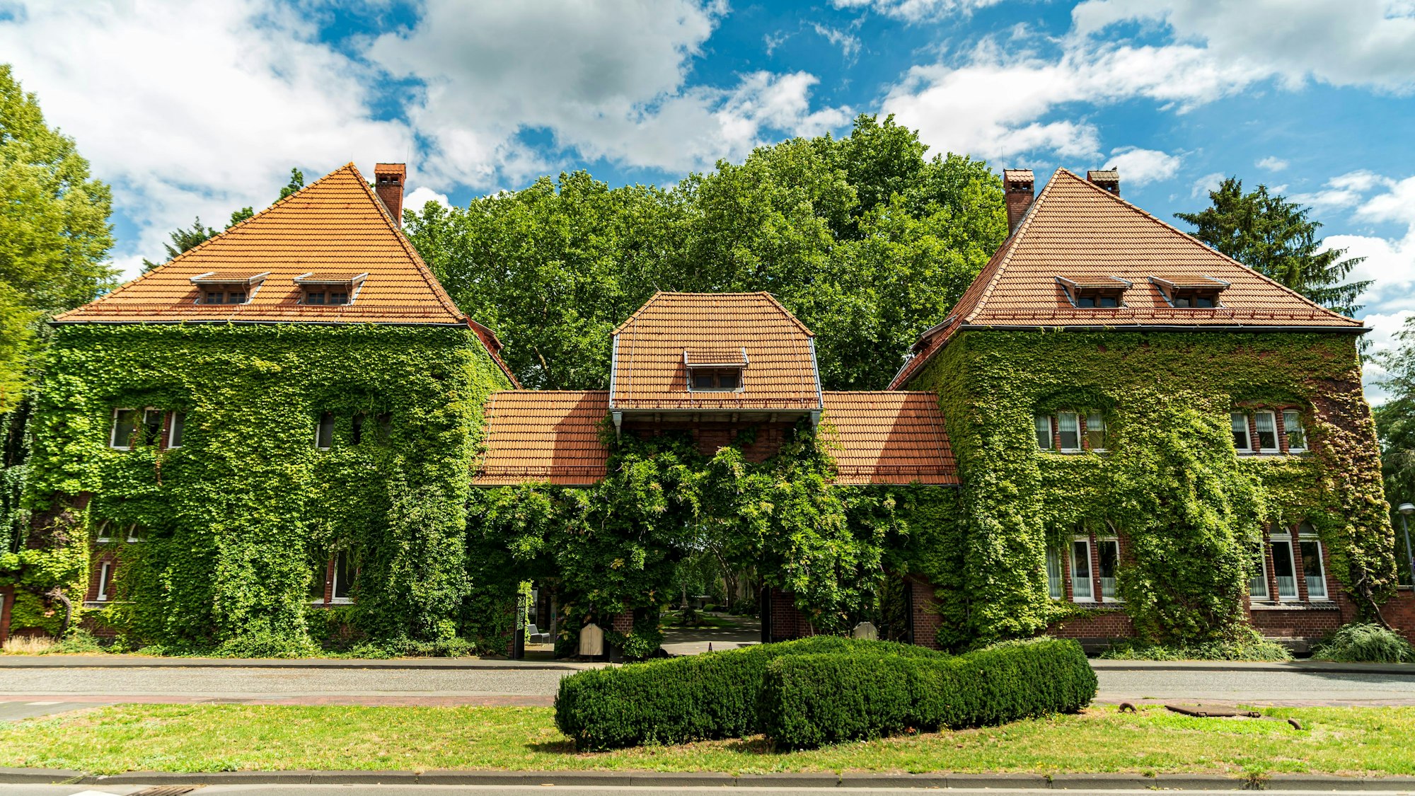 Die Trauerhalle auf dem Mülheimer Friedhof wurde fertig saniert.