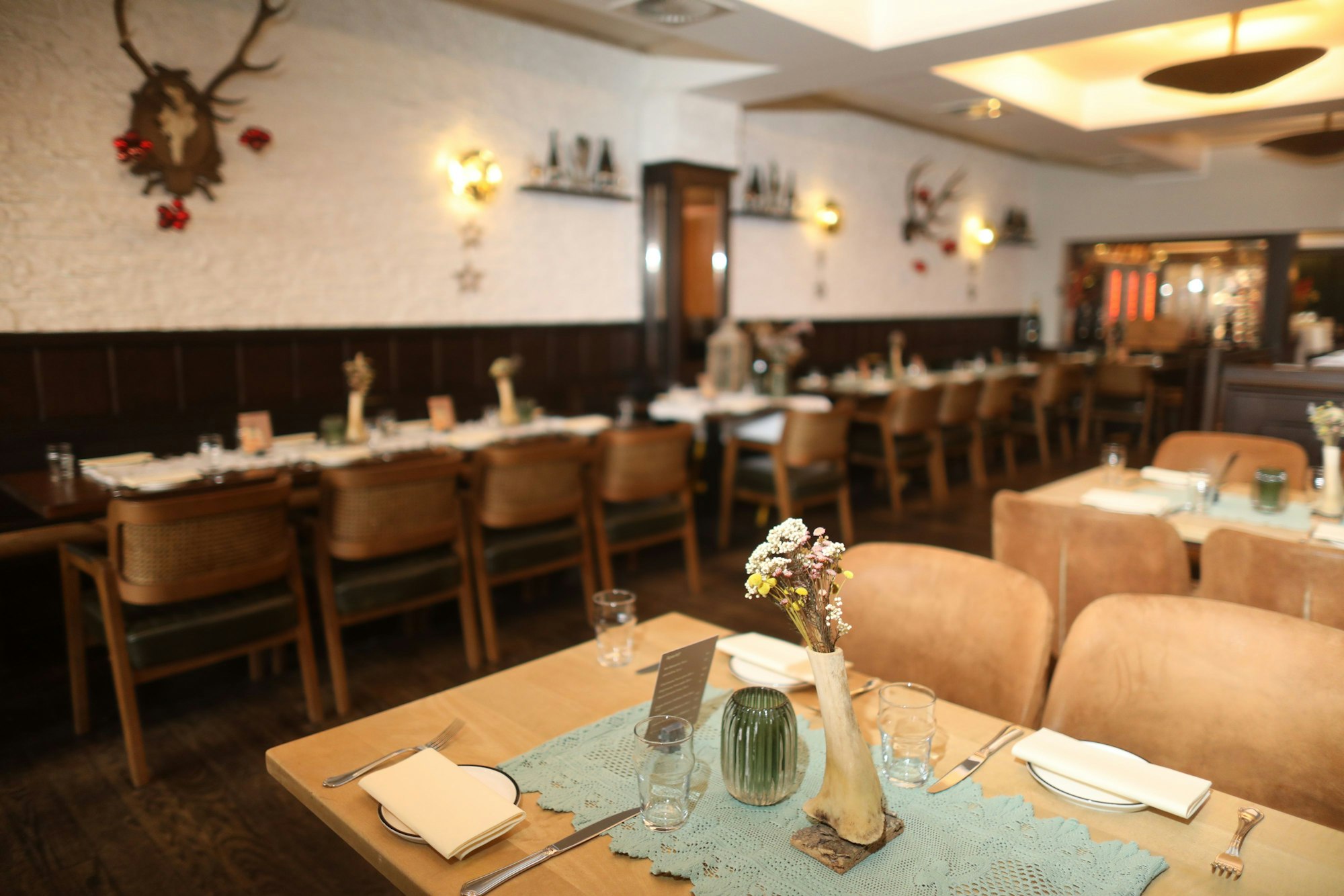 Im Gasthaus Scherz in Köln ist es rustikal gemütlich eingerichtet.