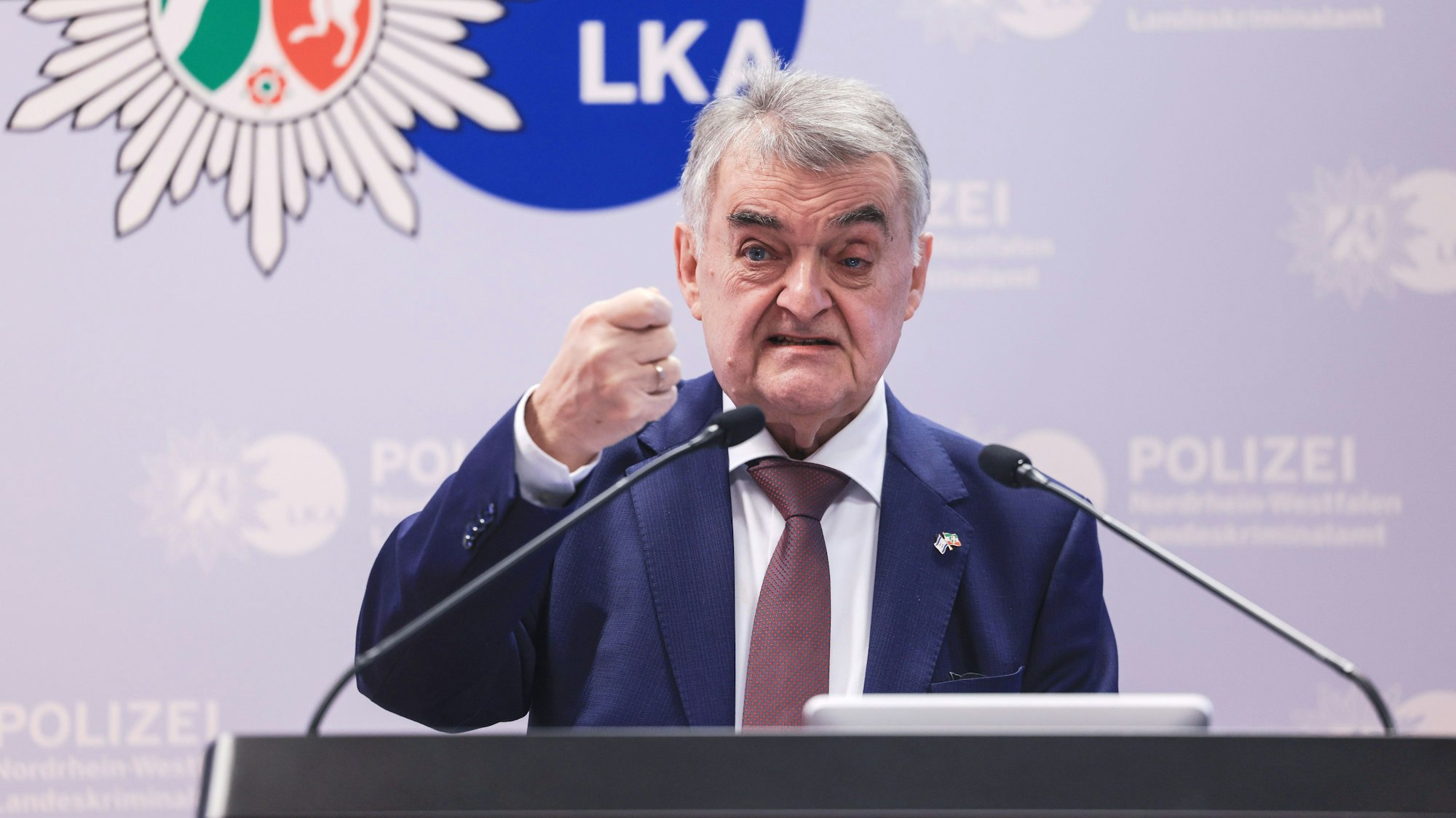 Herbert Reul (CDU), Innenminister von Nordrhein-Westfalen, spricht auf einer Pressekonferenz.