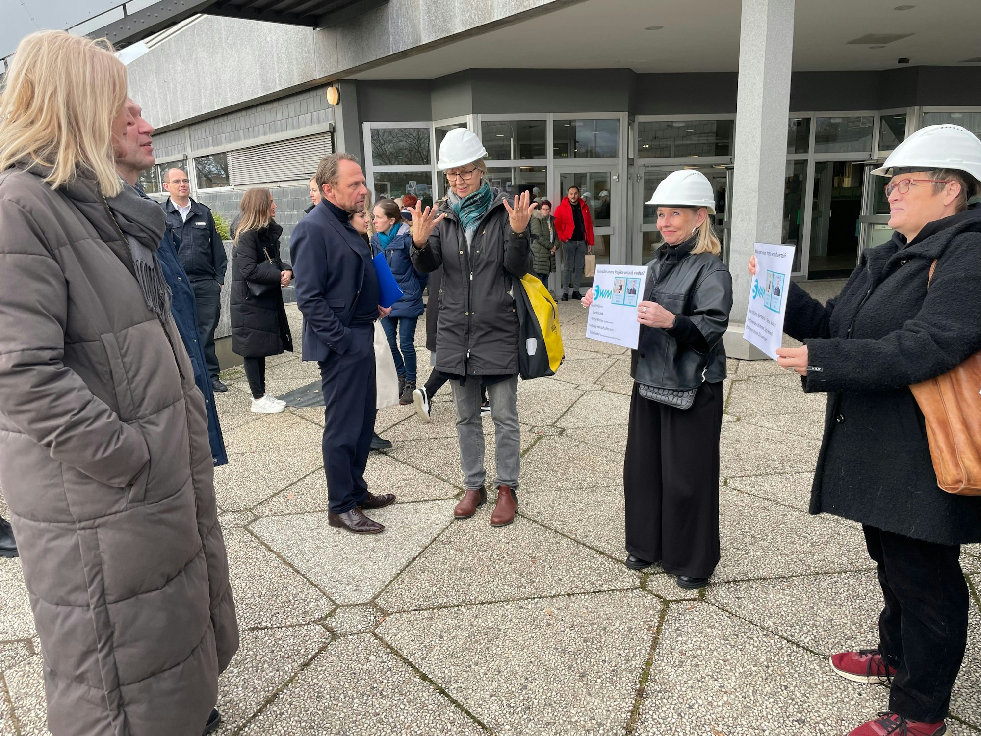 Fachbereichsleiterin Maria Kümmel im Gespräch mit dem OB. Auch die Dezernenten Alexander Lünenbach und Andrea Deppe gingen mit den Demonstrierenden ins Gespräch.