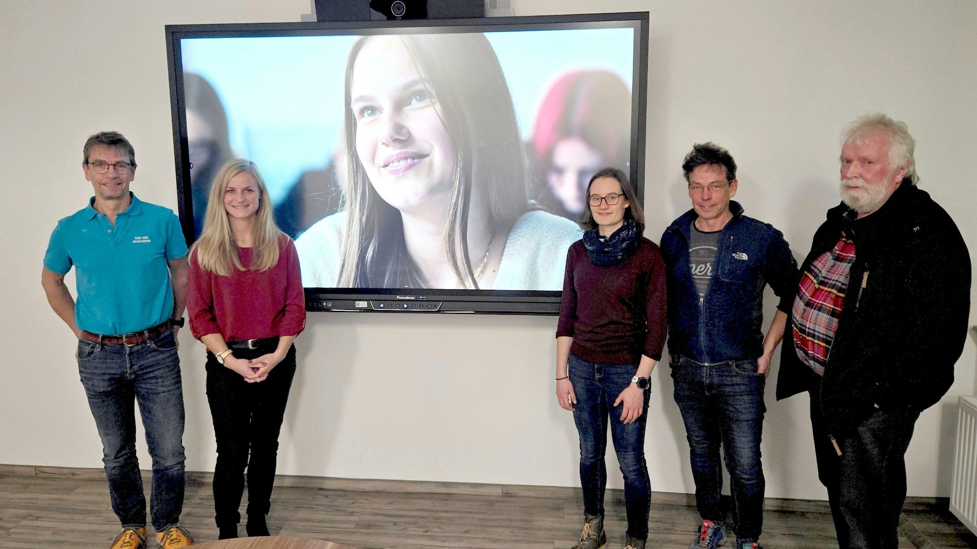 Vor einem Bildschirm mit einer Filmsequenz stehen (v.l.) Urban Scheld, Jessica Rau, Melina Vogel, Tom Scheld und Klaus Ranglack.