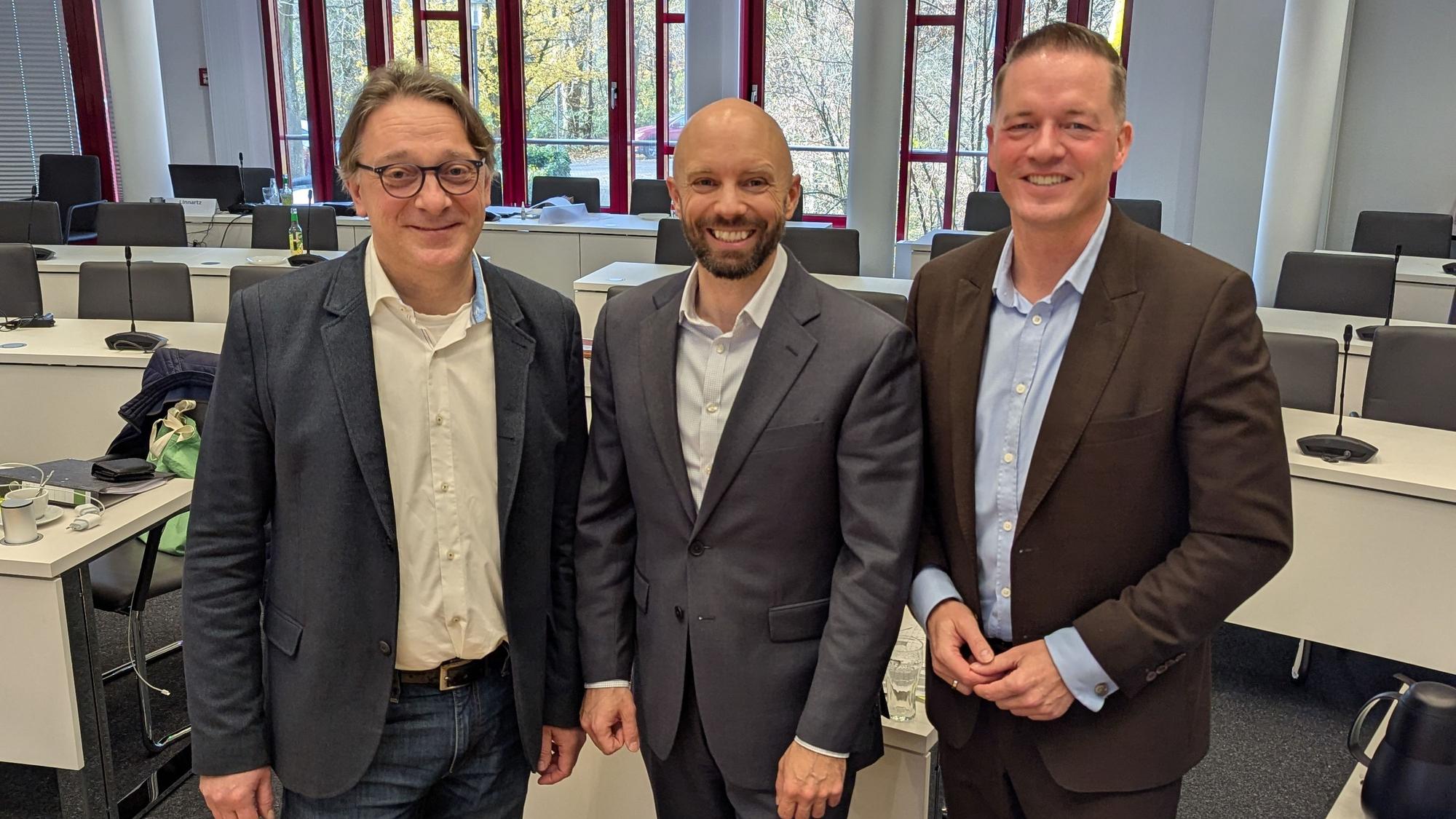 Gillet mit den anderen Fraktionsvorsitzenden der Jamaika-Koalition (v.l.): Dr. Christian Pohlmann (FDP) und Gregor Golland (CDU) im Sitzungssaal des Kreisausschusses im Kreishaus.