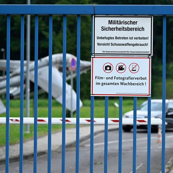 Schilder hängen am Eingang zur Luftwaffenkaserne in Wahn.