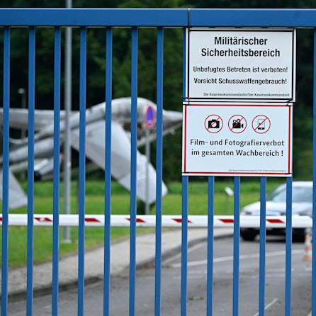 Schilder hängen am Eingang zur Luftwaffenkaserne in Wahn.