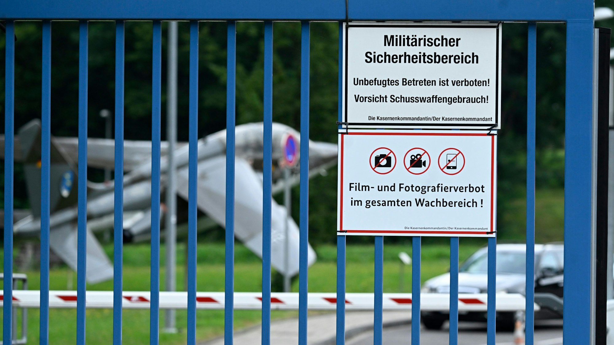 Schilder hängen am Eingang zur Luftwaffenkaserne in Wahn.