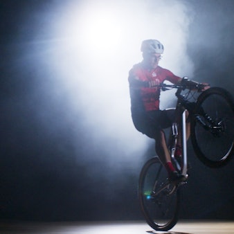 Das Bild zeigt einen Crossduathlonfahrer vom TuS Schleiden auf der Bühne im Kursaal.