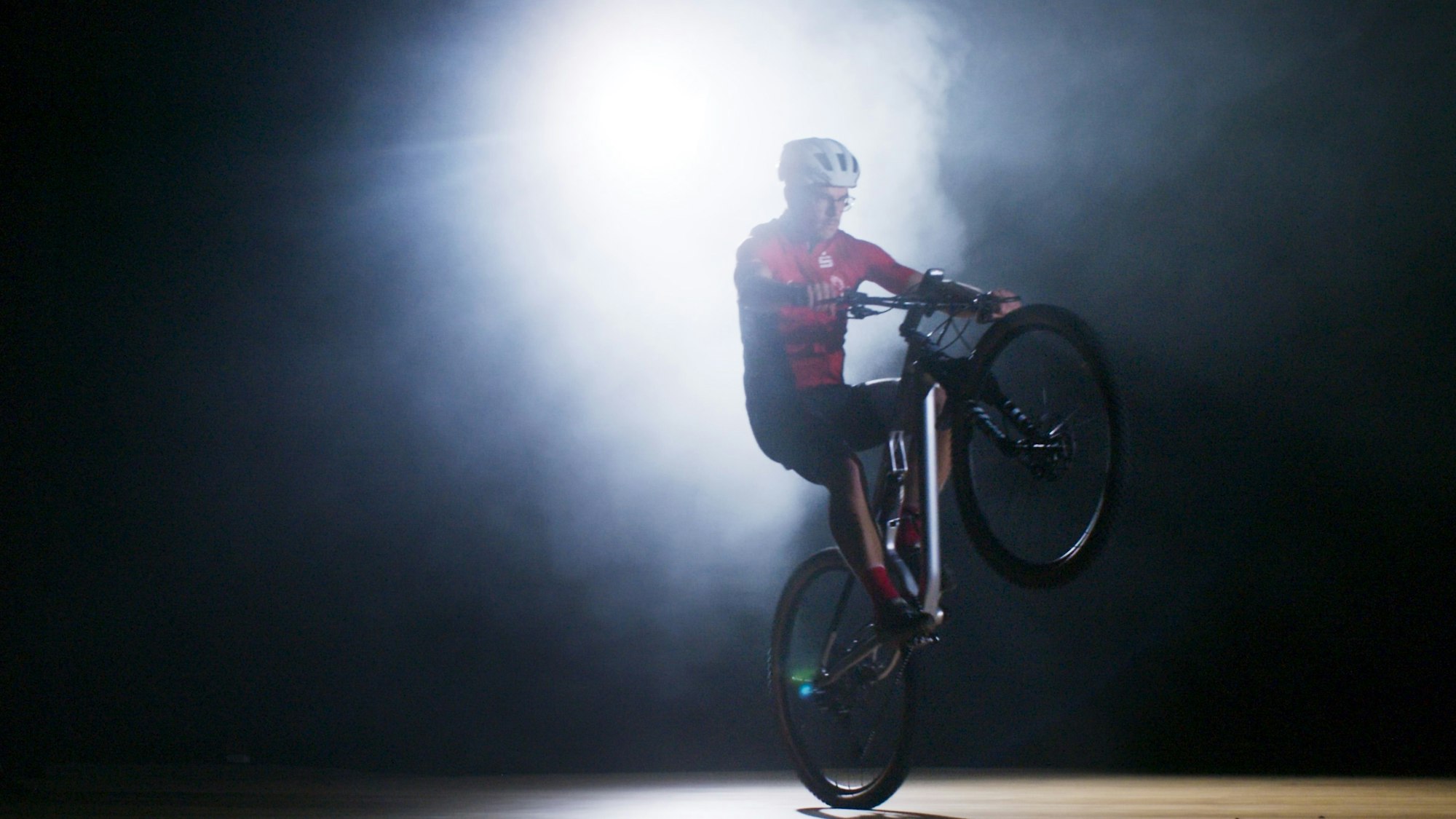 Das Bild zeigt einen Crossduathlonfahrer vom TuS Schleiden auf der Bühne im Kursaal.