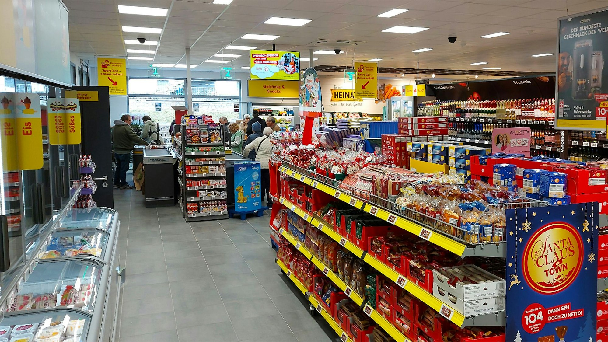 Das Bild zeigt einen Netto-Discounter von innen.