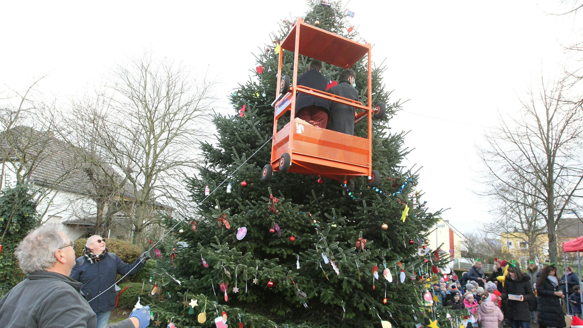 Ein Hubwagen der Zimmerei Mandt war im Einsatz. Karl-Josef Engels (links) in seinem Element.