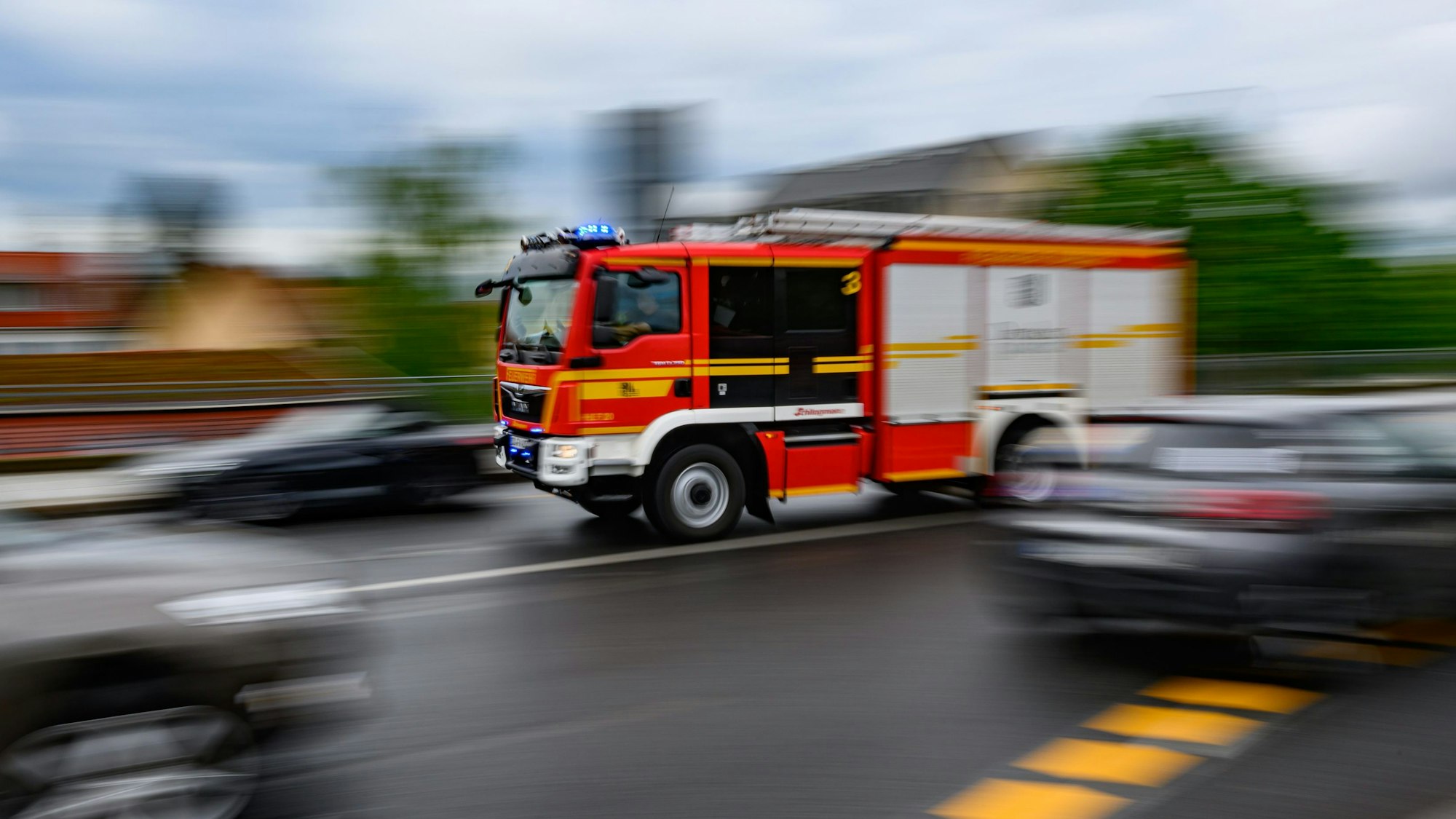 Das Bild zeigt ein Feuerwehrfahrzeug im Einsatz.