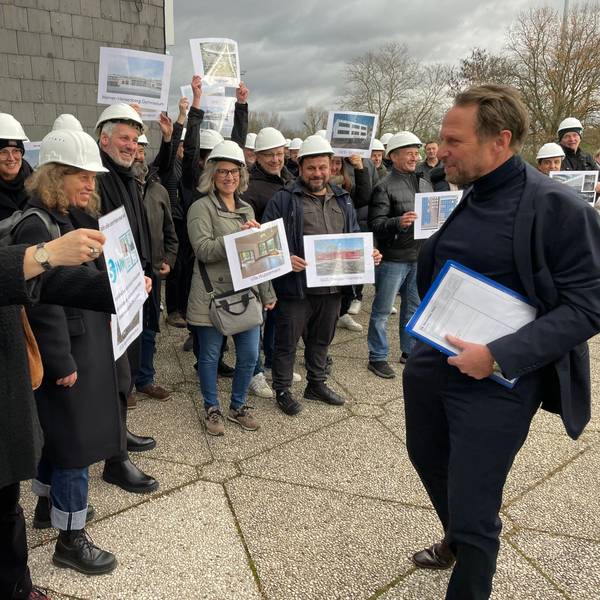 Die Mitarbeiterinnen und Mitarbeiter empfingen die Verwaltungsspitze um OB Uwe Richrath vor dem Forum.