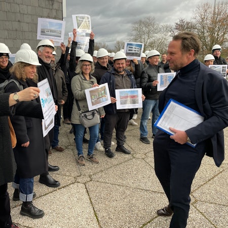 Die Mitarbeiterinnen und Mitarbeiter empfingen die Verwaltungsspitze um OB Uwe Richrath vor dem Forum.