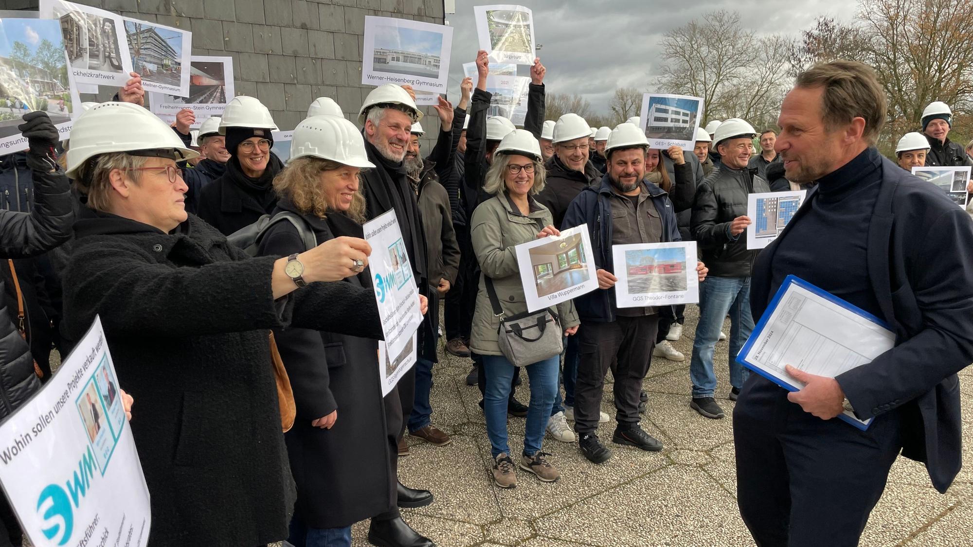 Die Mitarbeiterinnen und Mitarbeiter empfingen die Verwaltungsspitze um OB Uwe Richrath vor dem Forum.
