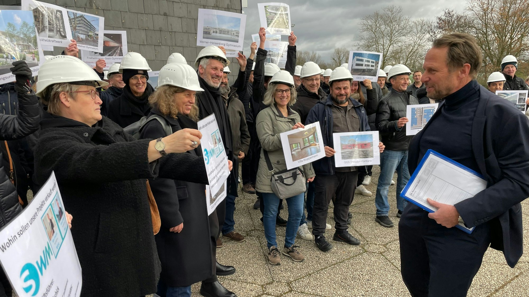 Die Mitarbeiterinnen und Mitarbeiter empfingen die Verwaltungsspitze um OB Uwe Richrath vor dem Forum.