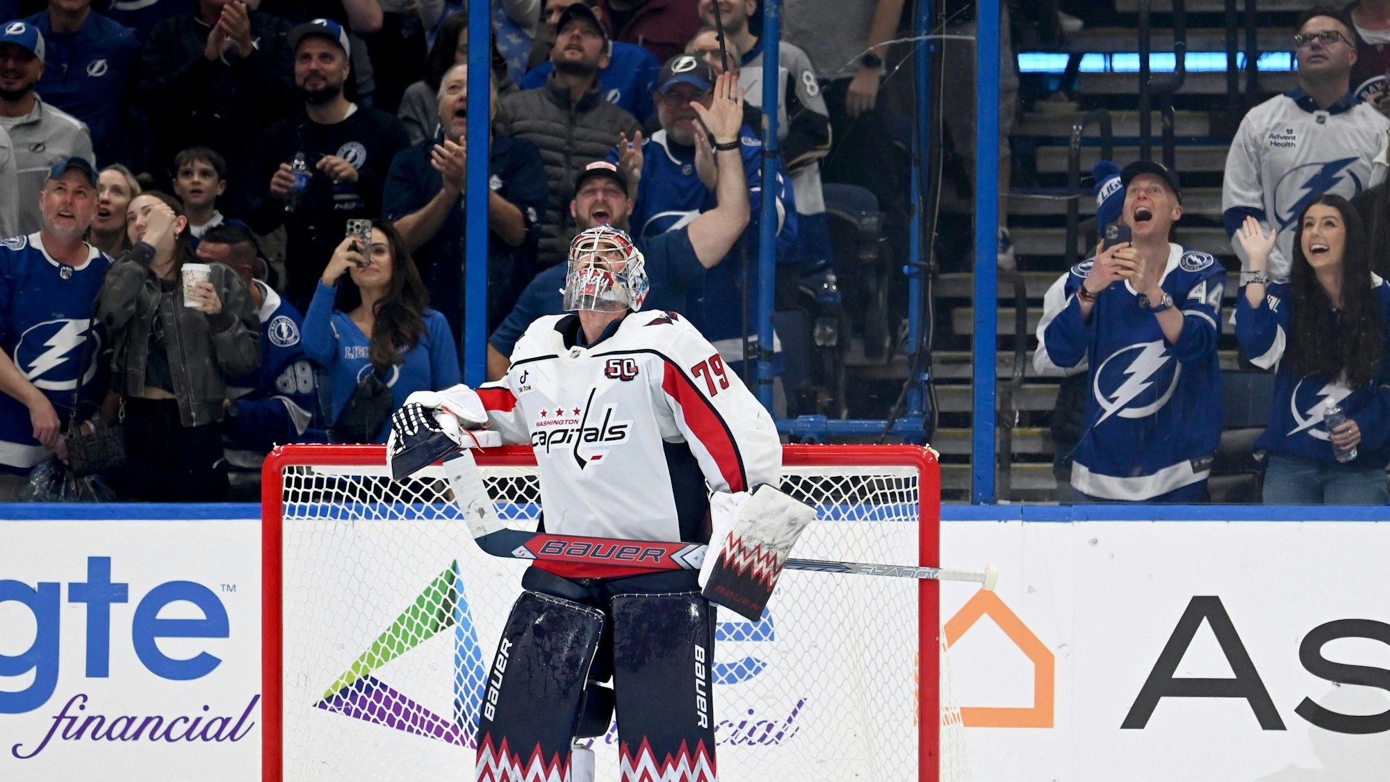 Er musste es sich selbst n och einmal auf dem Videowürfel ansehen: Goalie Charlie Lindgren beim Spiel gegen die Tampa Lightning.