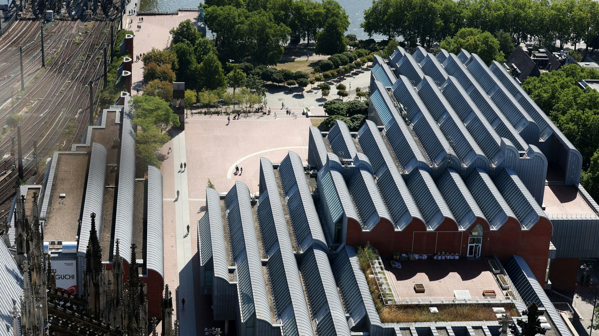 Der Heinrich-Böll-Platz vom Dom aus fotografiert.