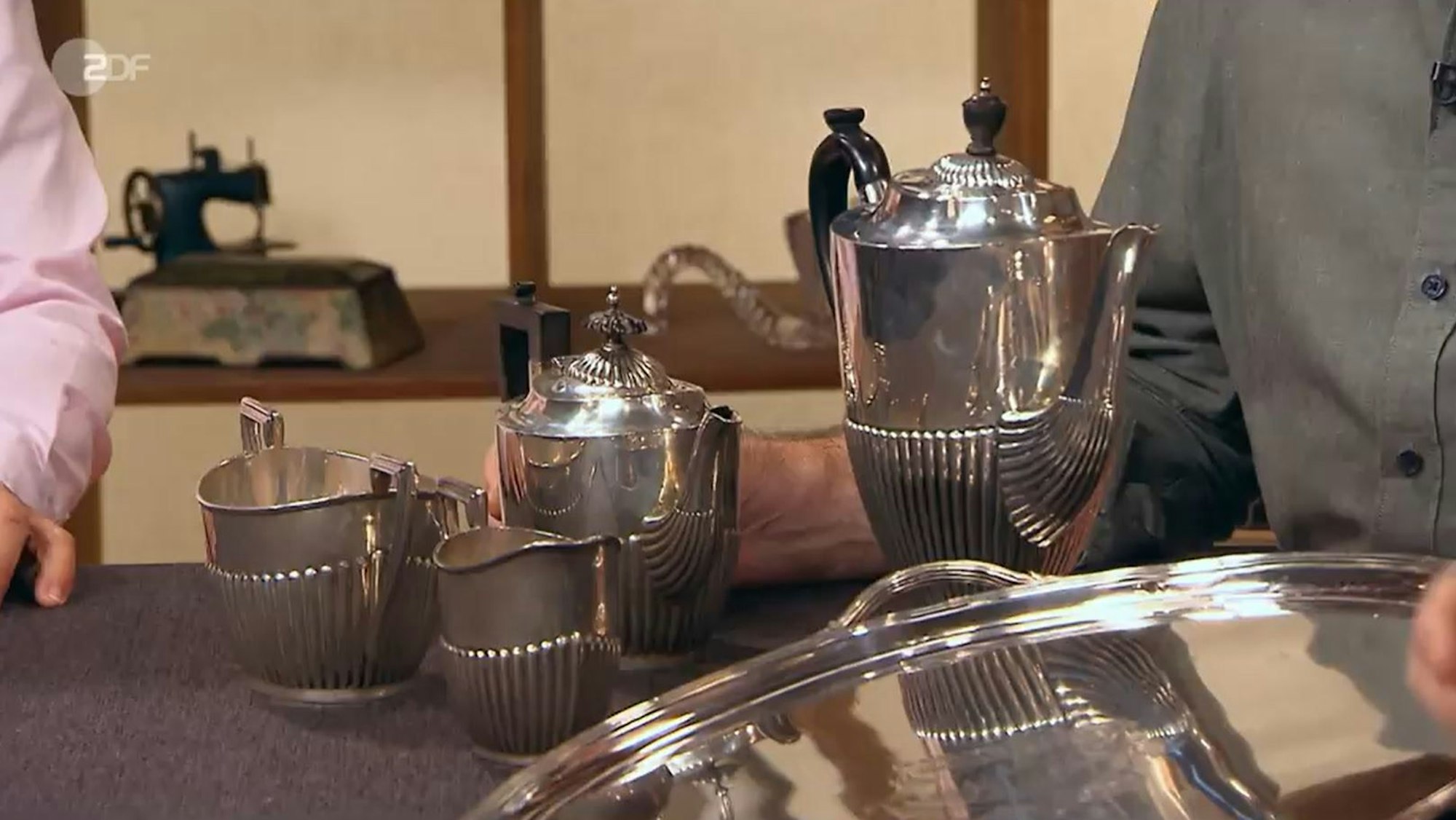 Das Teeservice aus Eschweiler bei der Expertise von „Bares für Rares“.