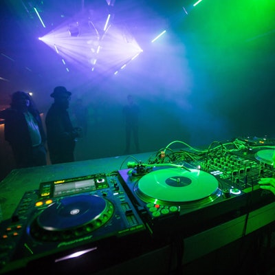 DJ am Pult, im Yuca Club