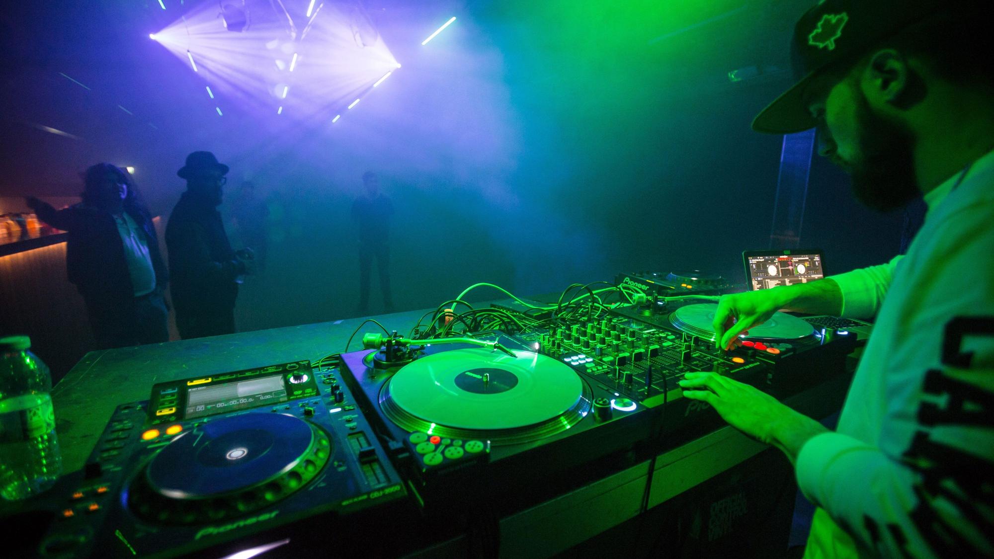DJ am Pult, im Yuca Club