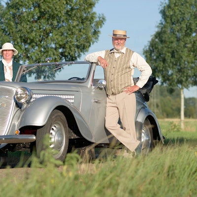 Das Bild zeigt Ulrike und Jörg Zborowska an ihrem Adler 2 Liter Karmann Cabriolet.