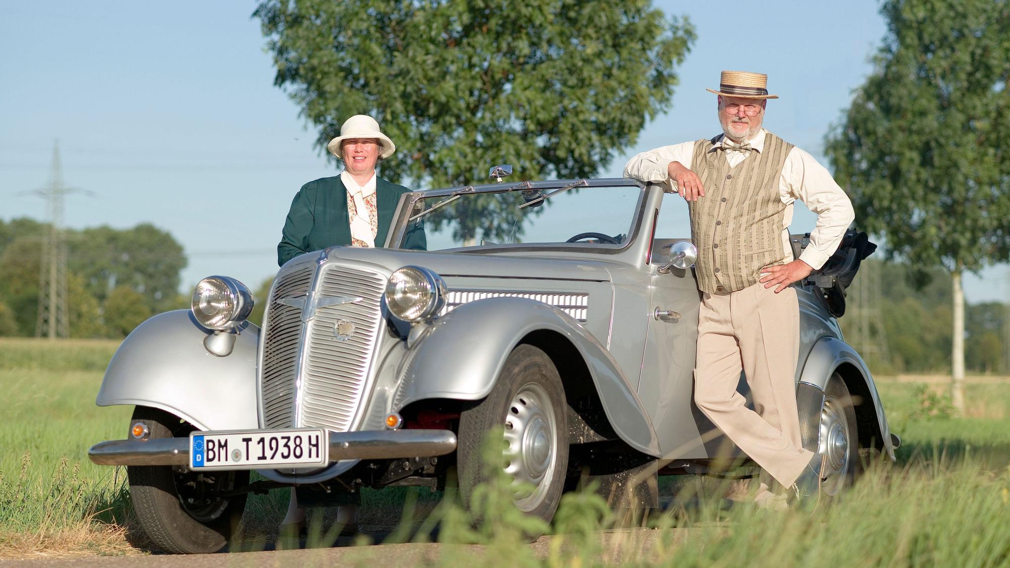 Das Bild zeigt Ulrike und Jörg Zborowska an ihrem Adler 2 Liter Karmann Cabriolet.
