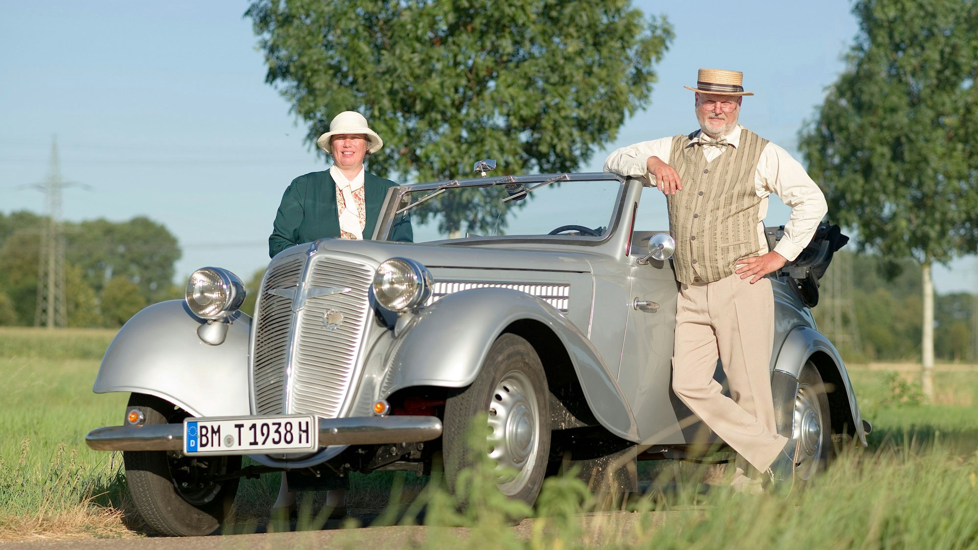 Das Bild zeigt Ulrike und Jörg Zborowska an ihrem Adler 2 Liter Karmann Cabriolet.