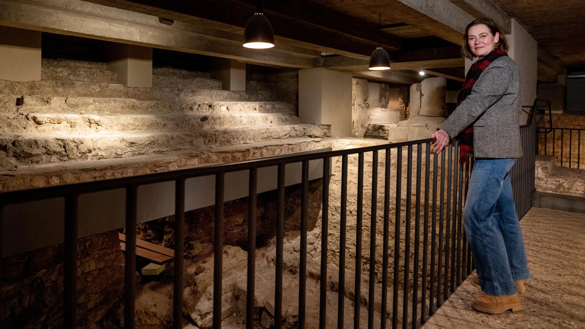 Ruth Stinnesbeck, Archäologin, an der Treppe zwischen altem und neuem Dom