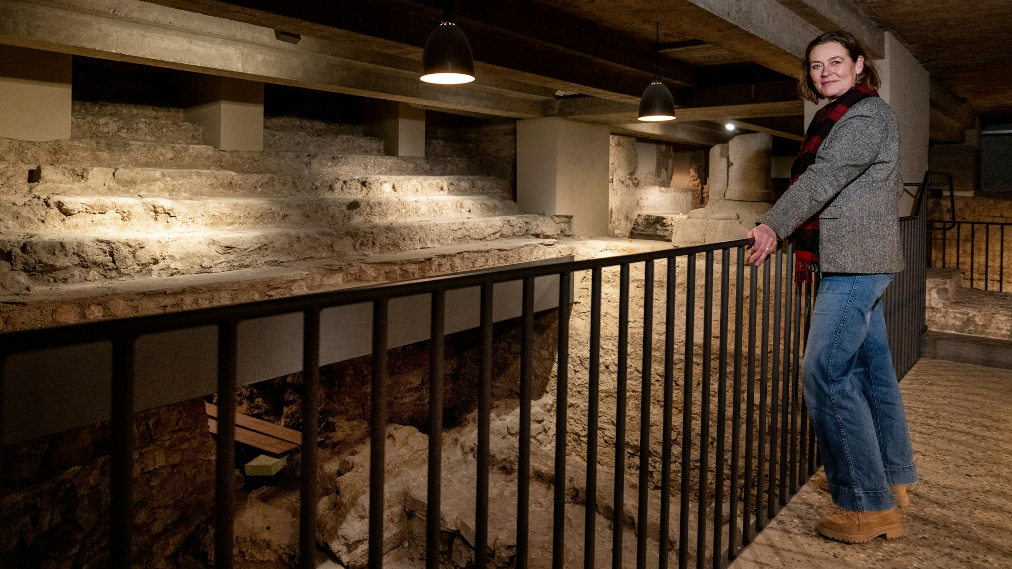 Ruth Stinnesbeck, Archäologin, an der Treppe zwischen altem und neuem Dom