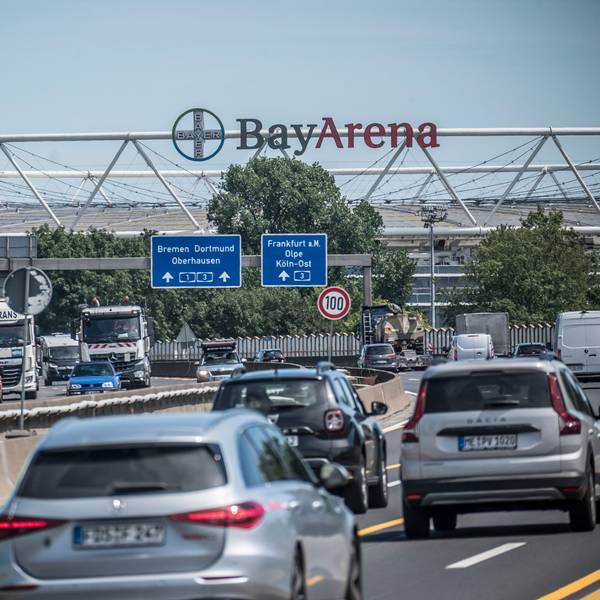 Blick entlang der Stelze mit dem Stadion, das sehr nah an der Autobahn steht. Foto: Ralf Krieger