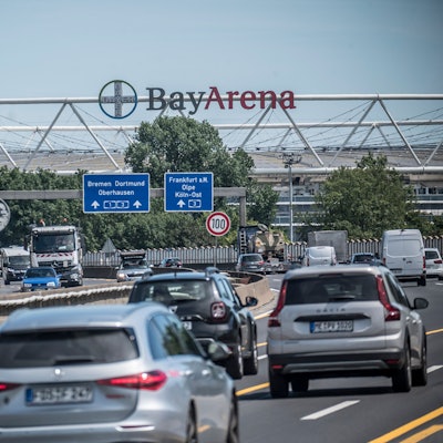 Blick entlang der Stelze mit dem Stadion, das sehr nah an der Autobahn steht.  Foto: Ralf Krieger