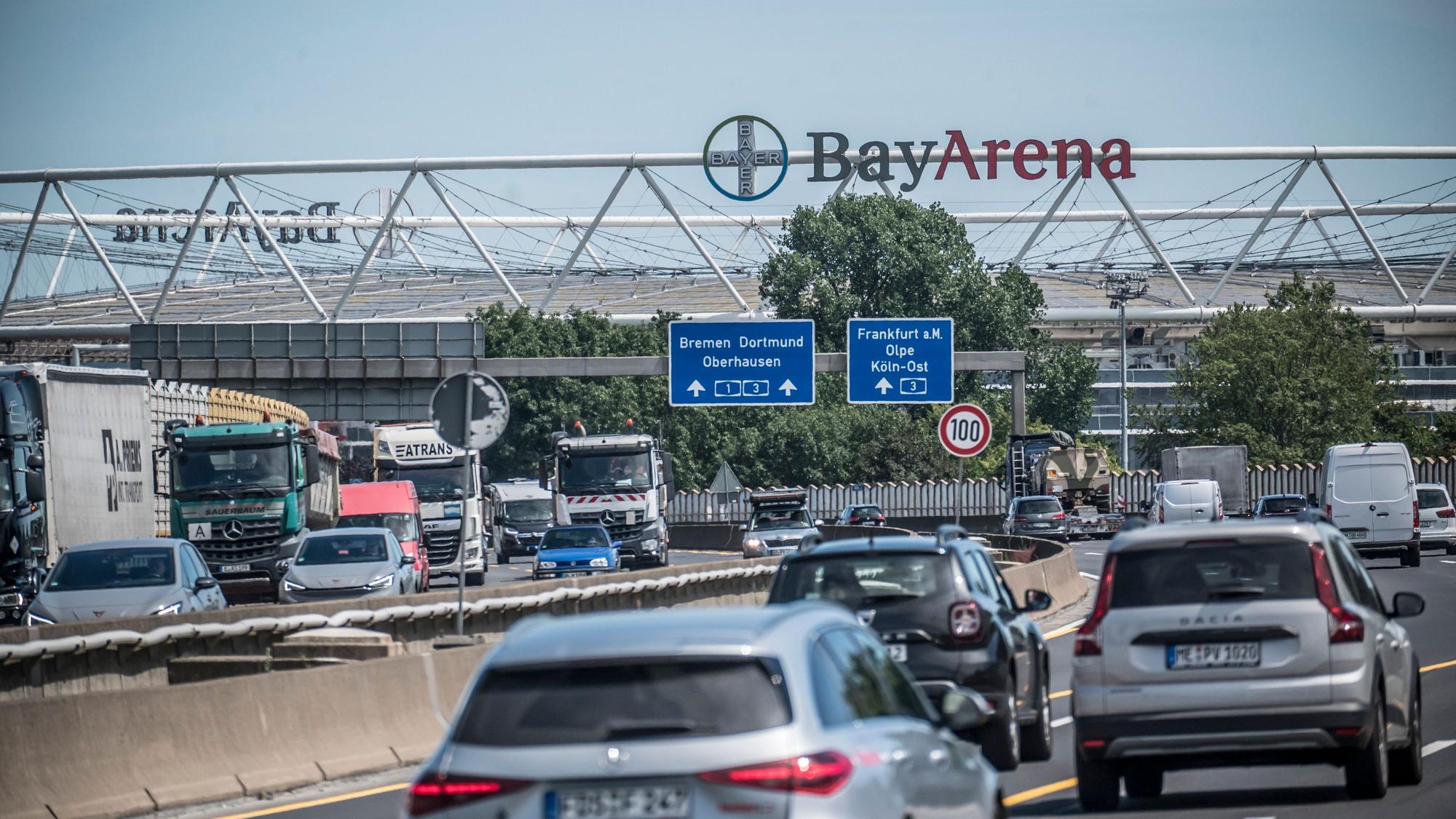 Blick entlang der Stelze mit dem Stadion, das sehr nah an der Autobahn steht. Foto: Ralf Krieger
