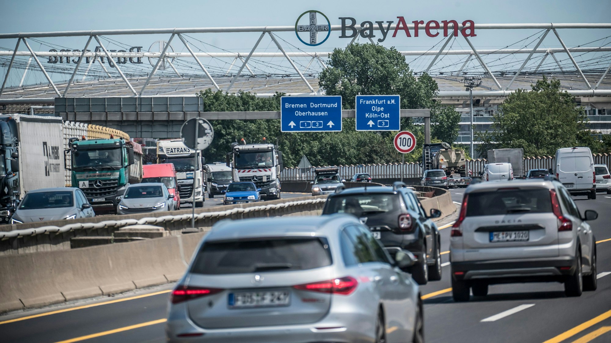 Blick entlang der Stelze mit dem Stadion, das sehr nah an der Autobahn steht. Foto: Ralf Krieger