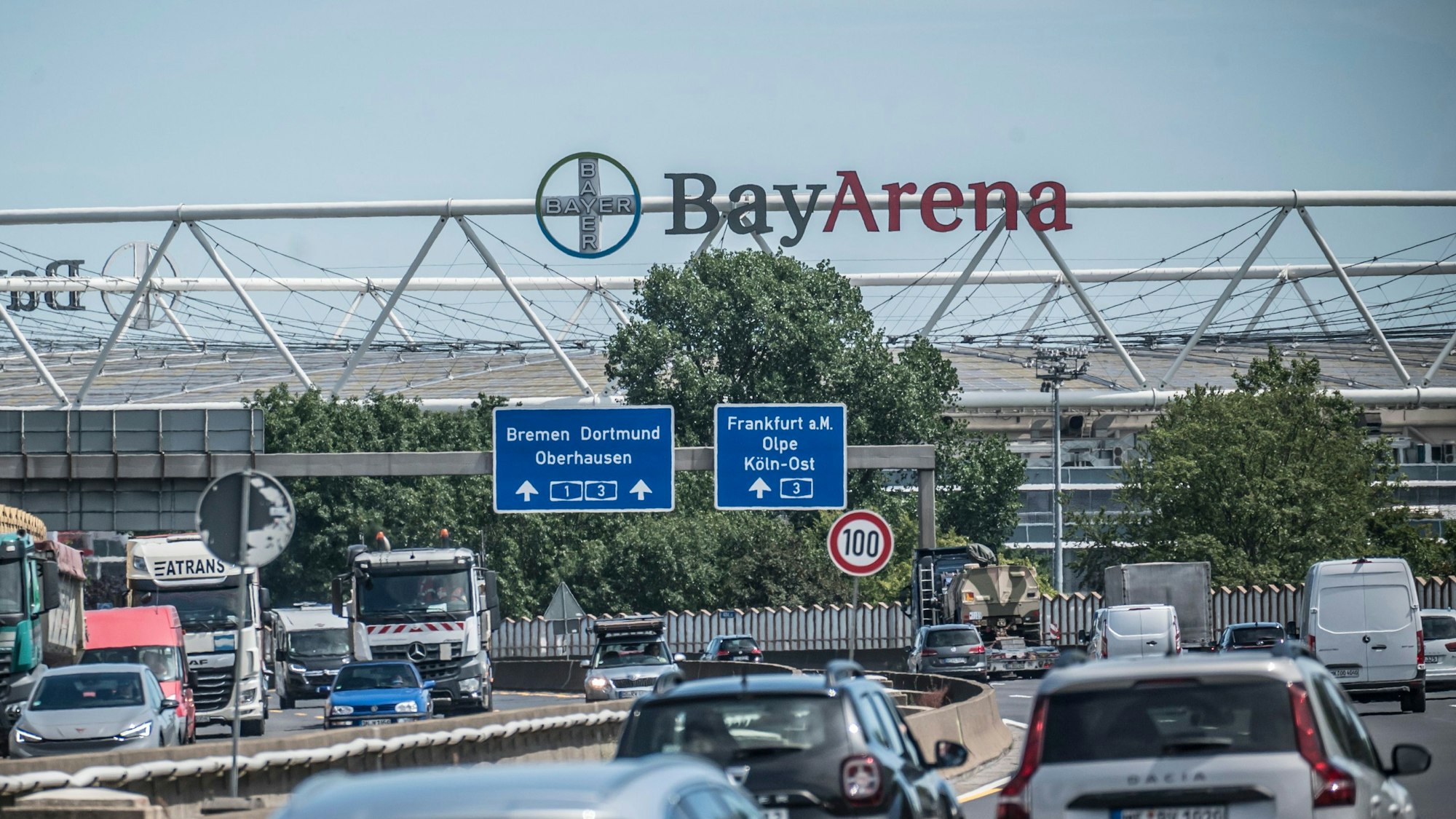 Blick entlang der Stelze mit dem Stadion, das sehr nah an der Autobahn steht. Foto: Ralf Krieger
