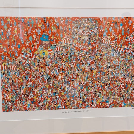 "Bei euch wimmelts wohl!" ist die Mitmachausstellung im Bilderbuchmuseum Burg Wissem in Troisdorf überschrieben. Sie wird am 1. Dezember eröffnet und ist bis zum April 2025 zu sehen.
"Wo ist walter?" heißt die erfolgreiche Buchreihe von Martin Handförd; diese Illustration hat er dem Bilderbuchmuseum gewidmet.