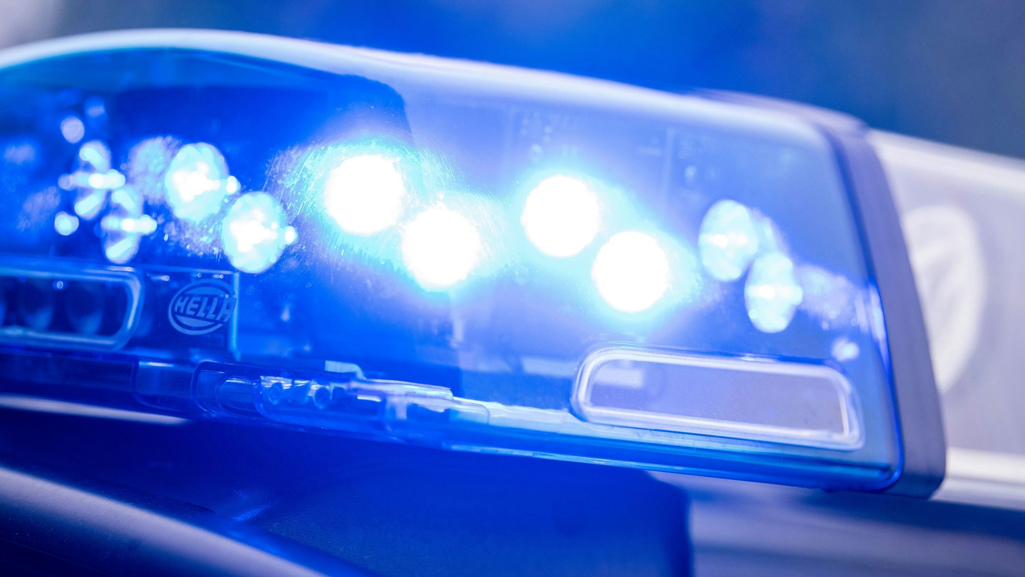 Ein Blaulicht leuchtet an einer Polizeistreife.