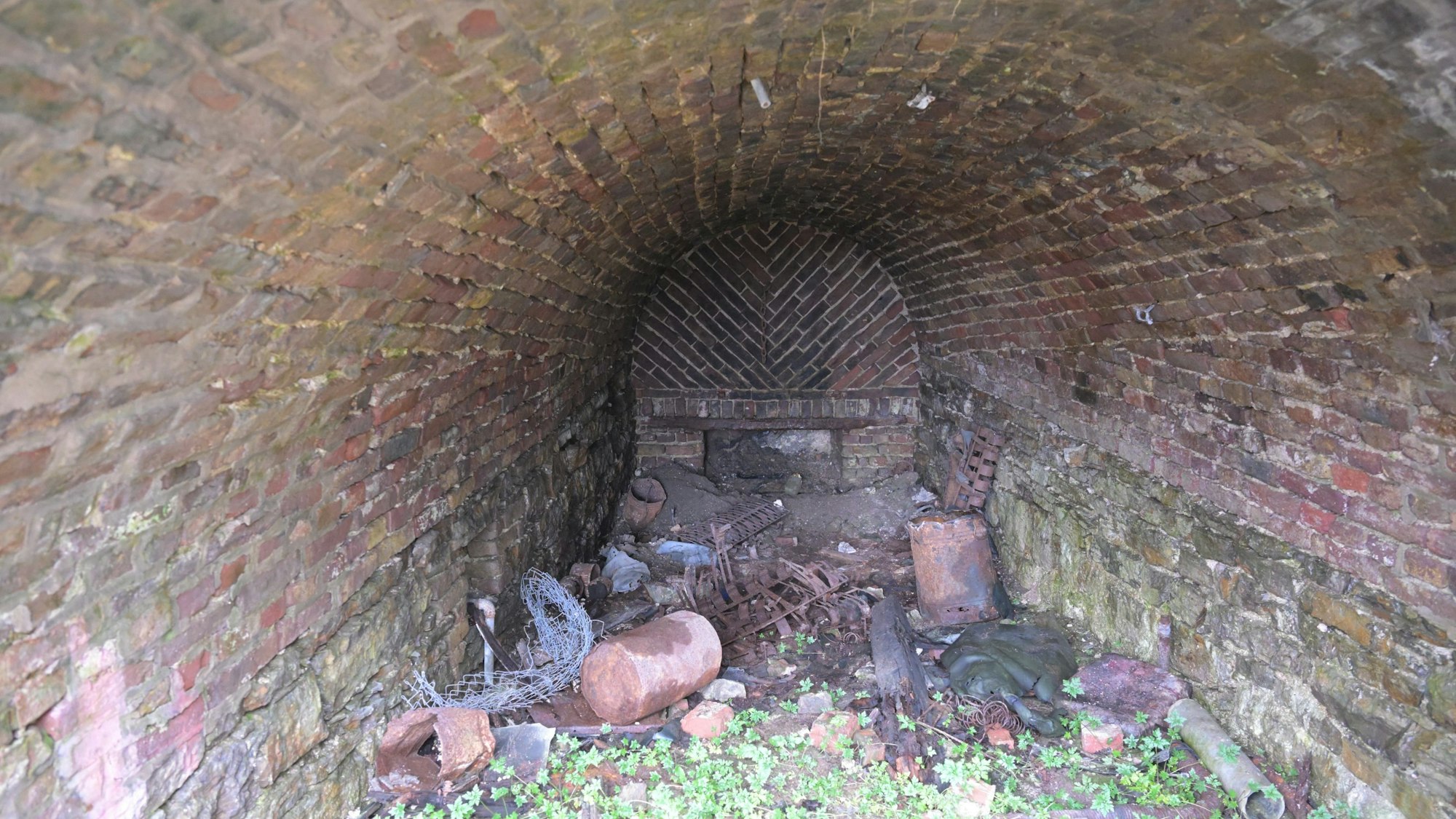 Ein alter gemauerter Kalkofen. Darin liegt Unrat.