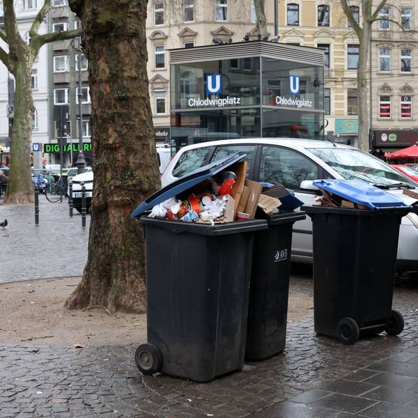 Ungeleerte Mülltonnen auf dem Chlodwigplatz in Köln: Ein Beispielhaushalt zahlt 2025 um 35 Euro höhere Abfallgebühren (Symbolbild).