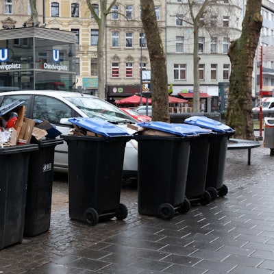 Ungeleerte Mülltonnen auf dem Chlodwigplatz in Köln: Ein Beispielhaushalt zahlt 2025 um 35 Euro höhere Abfallgebühren (Symbolbild).