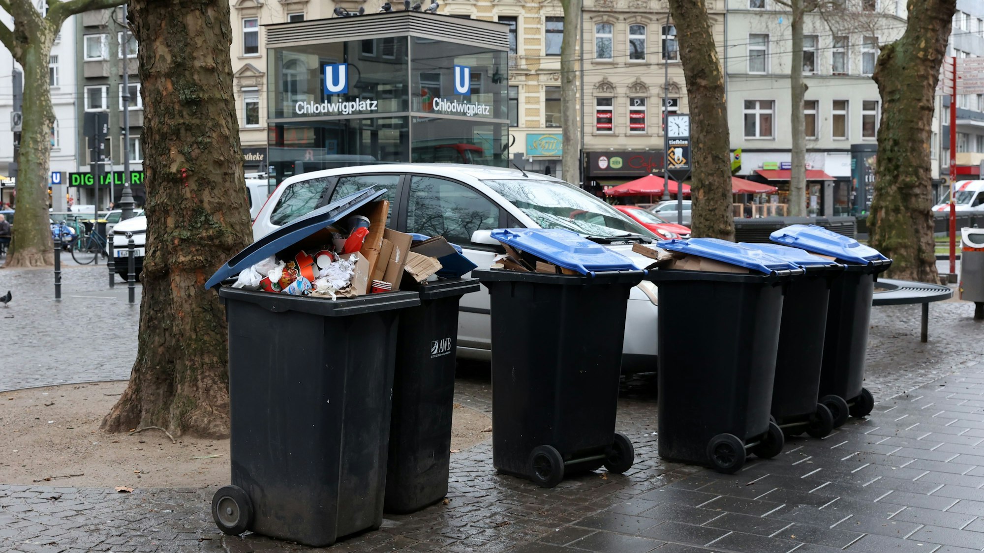Ungeleerte Mülltonnen auf dem Chlodwigplatz in Köln: Ein Beispielhaushalt zahlt 2025 um 35 Euro höhere Abfallgebühren (Symbolbild).