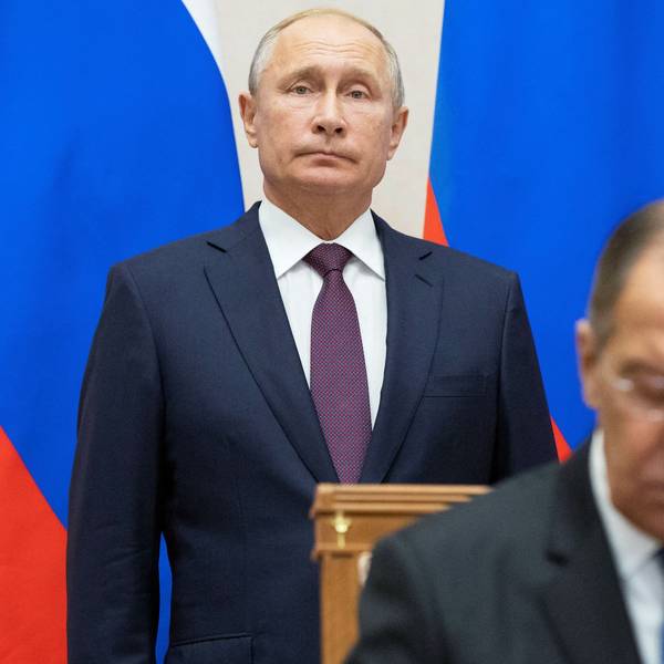 Kremlchef Wladimir Putin, im Vordergrund ist Russlands Außenminster Sergej Lawrow zu sehen. (Archivbild)