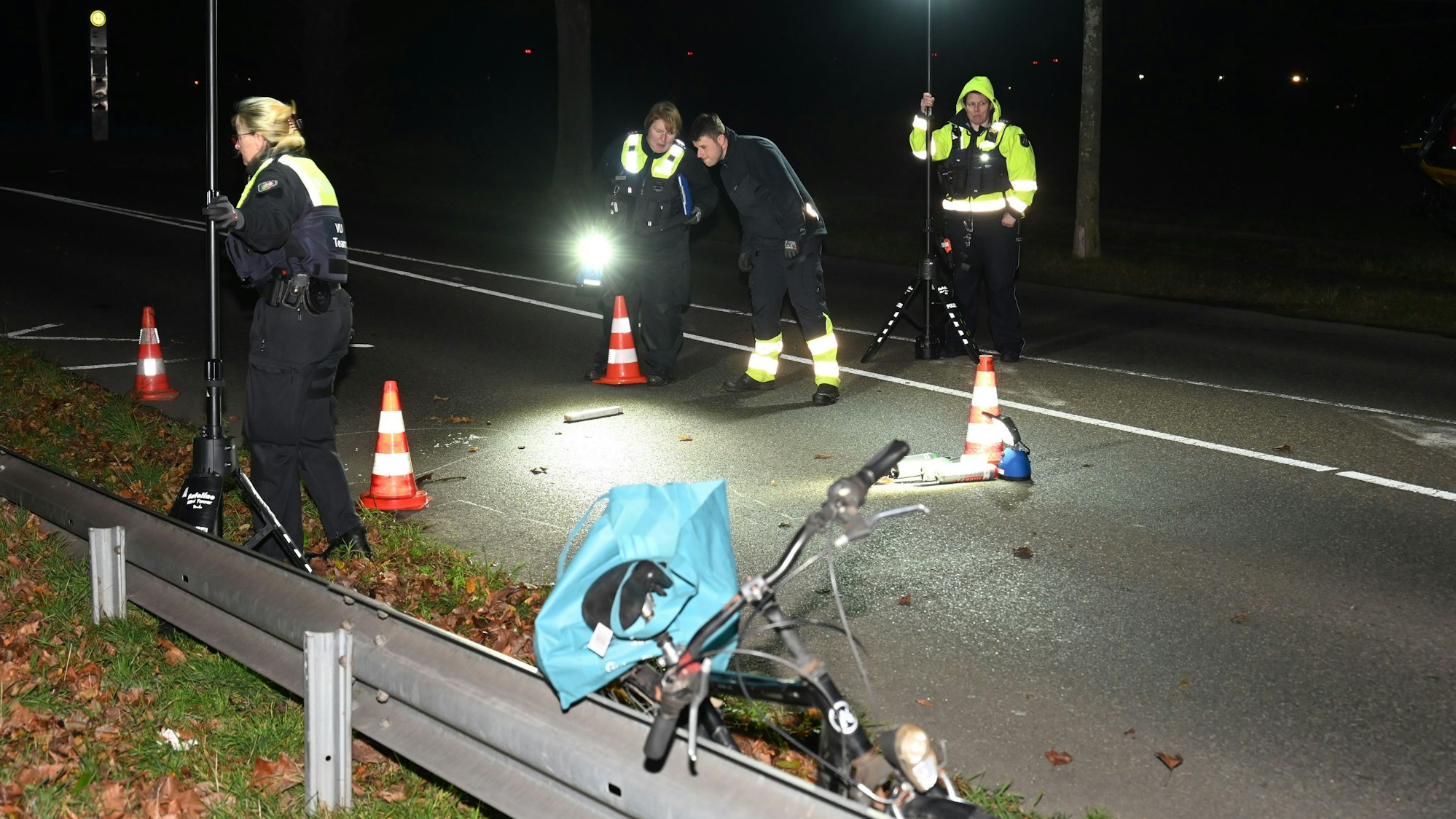 Das Bild zeigt Polizisten an der Unfallstelle, die nach Unfallspuren suchen.