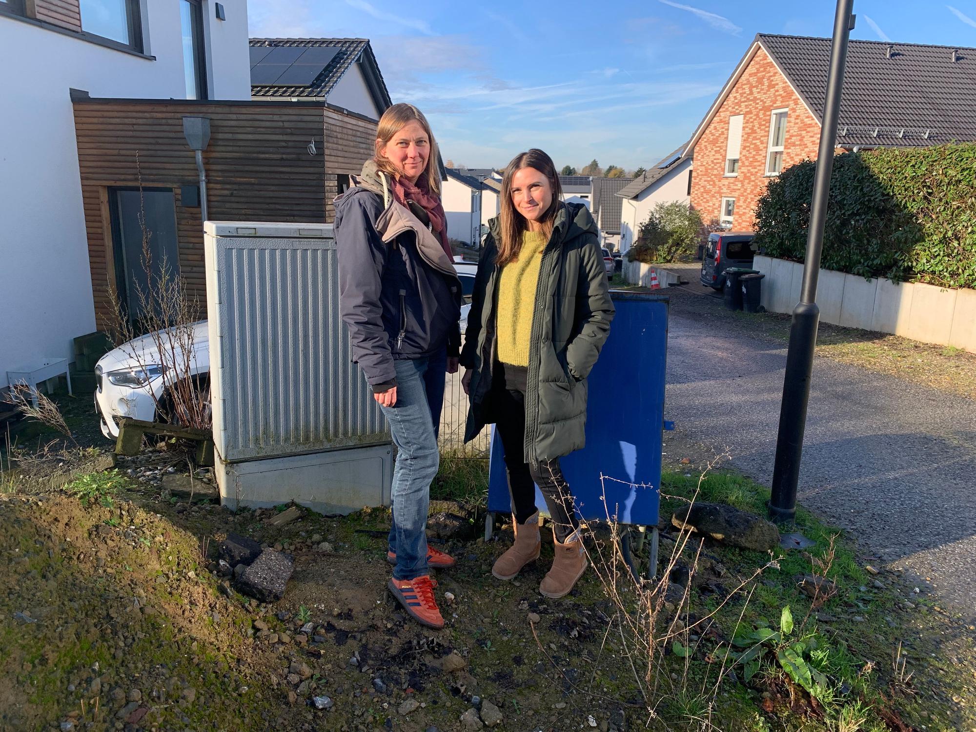 Die Anwohnerinnen Stefanie Noß und Agathe Smyk stehen am Rande der nach wie vor unbefestigten Straße.