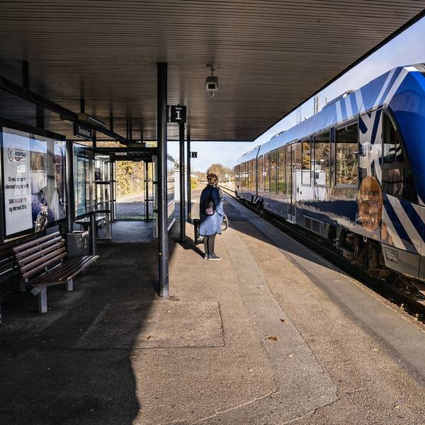 06.11.2020, Dänemark, Hjoerring: Eine Frau steht am Bahnsteig, während ein Zug einfährt. Landesweit haben sich Menschen mit einer ursprünglich bei Nerzen aufgetretenen Variante des Coronavirus infiziert. Die dänische Regierung hat angeordnet, dass alle Nerze im Land getötet werden sollen aufgrund des Risikos, dass die derzeit entwickelten Corona-Impfstoffe weniger gut gegen diese Variante wirken. In sieben Regionen in Nordjütland sind die Menschen nun aufgefordert, in ihren Kommunen zu bleiben. Foto: Claus Bjoern Larsen/Ritzau Scanpix/AP/dpa +++ dpa-Bildfunk
