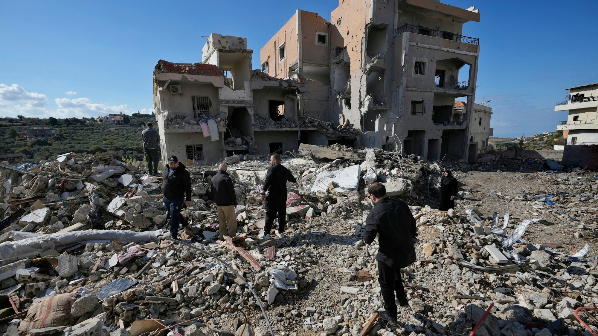 28.11.2024, Libanon, Qana: Einwohner überprüfen ihre zerstörten Häuser, nachdem sie in das Dorf Qana im Südlibanon zurückgekehrt sind, einen Tag nachdem eine Waffenruhe zwischen Israel und der Hisbollah in Kraft getreten ist.