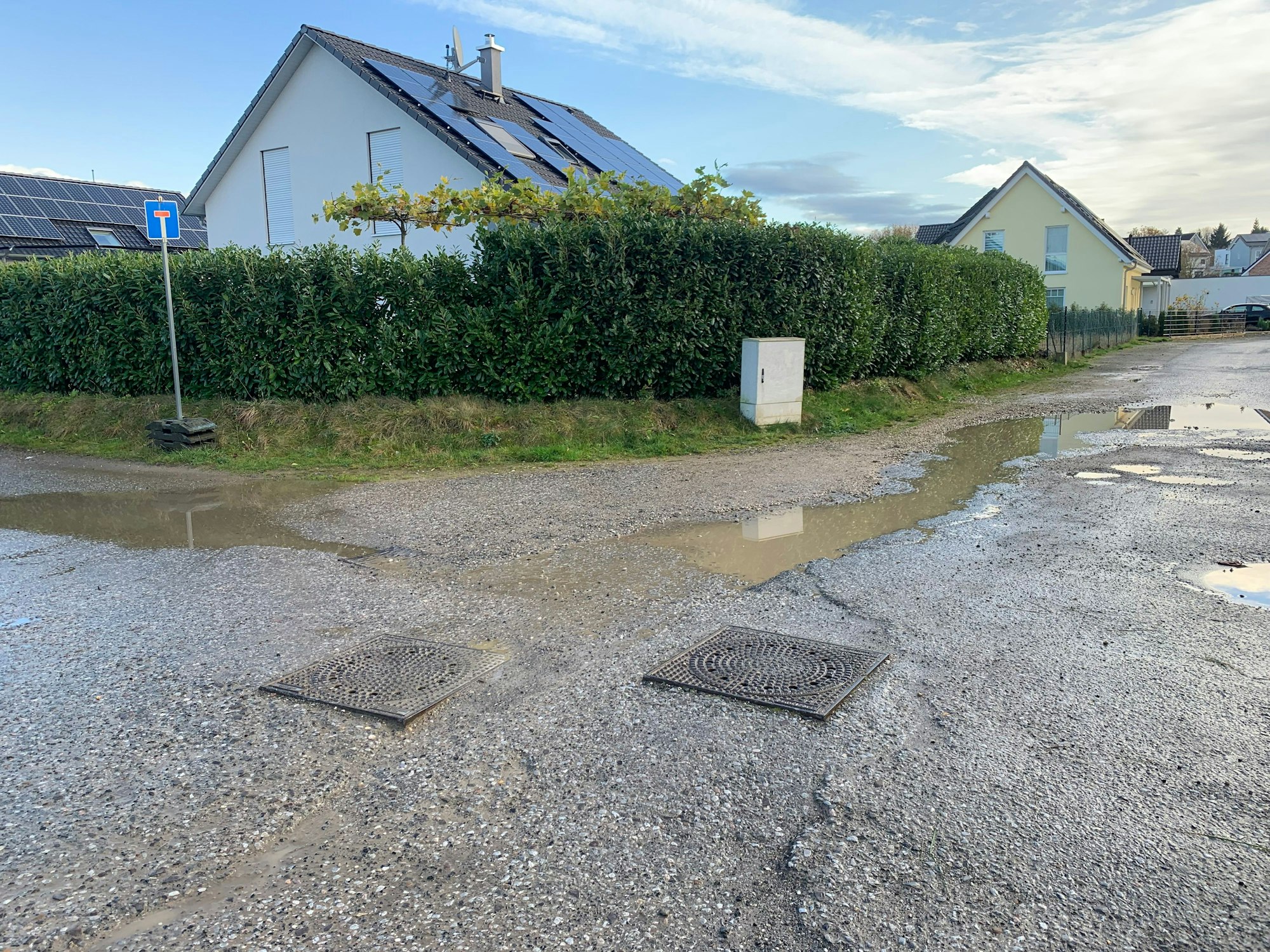 Herausstehende Gullydeckel erschweren den Straßenverkehr.
